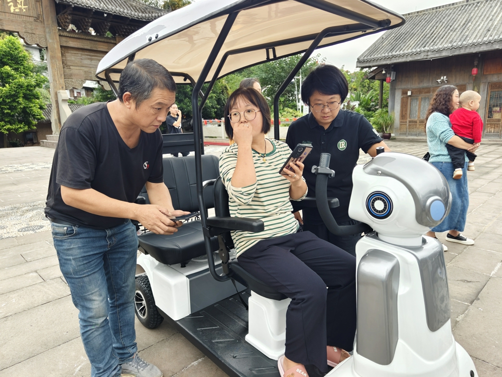 智能“黑科技”惊喜现身习水土城古镇,伴游机器人赋能景区新升级