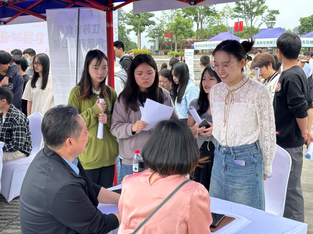 茅台股份江苏省区经销商企业专场招聘会走进茅台学院